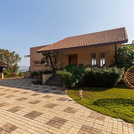 Luna Villa By Stayvista - Lakeside Charm With Terrace, Lush Lawn & Modern Decor Nashik Extérieur photo