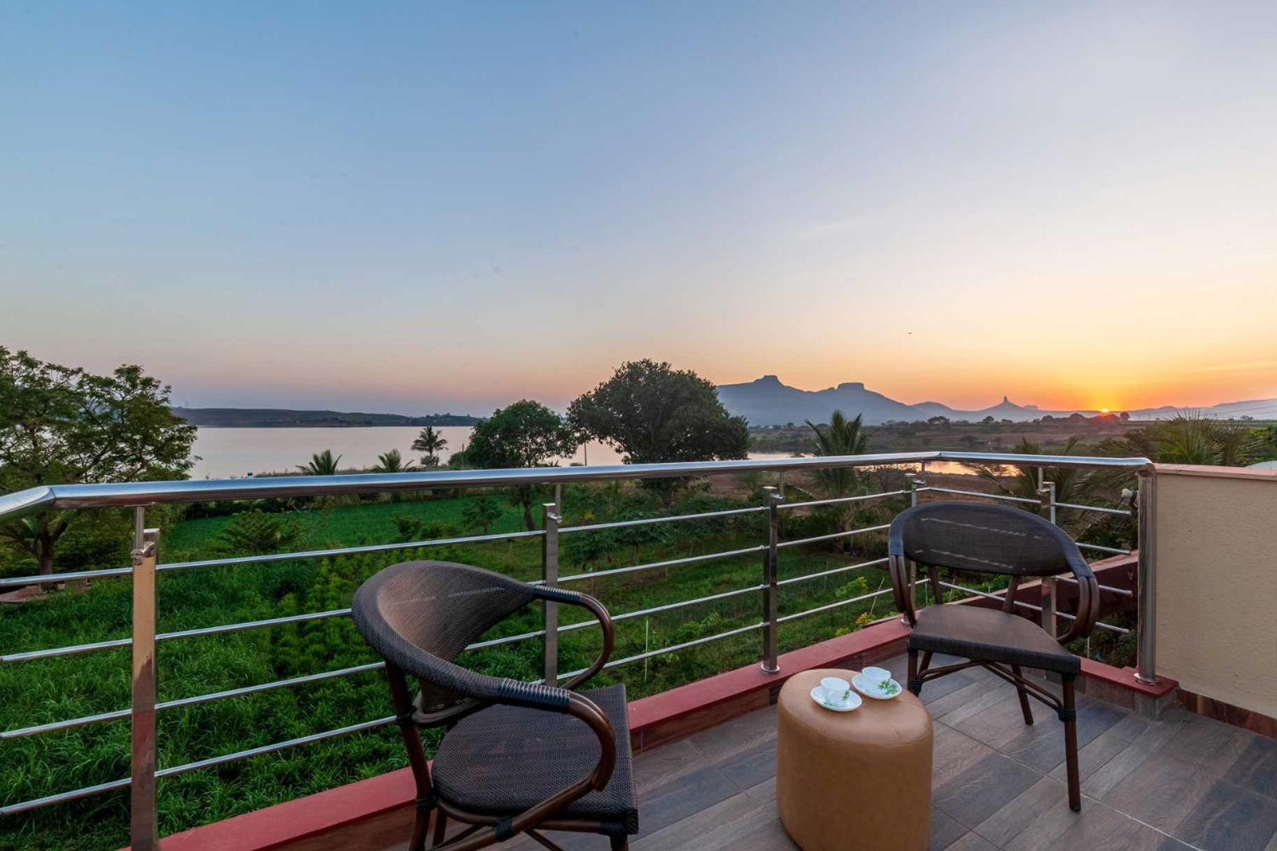 Luna Villa By Stayvista - Lakeside Charm With Terrace, Lush Lawn & Modern Decor Nashik Extérieur photo