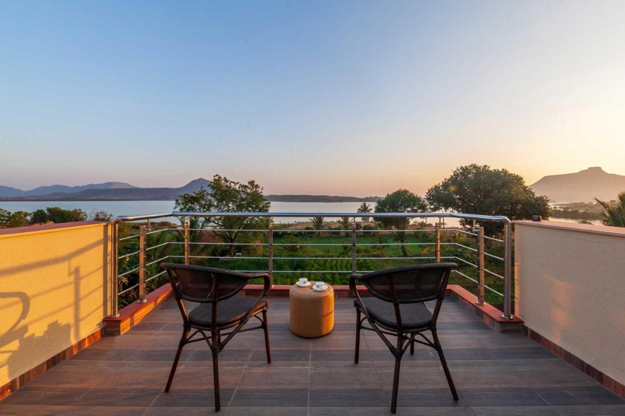 Luna Villa By Stayvista - Lakeside Charm With Terrace, Lush Lawn & Modern Decor Nashik Extérieur photo