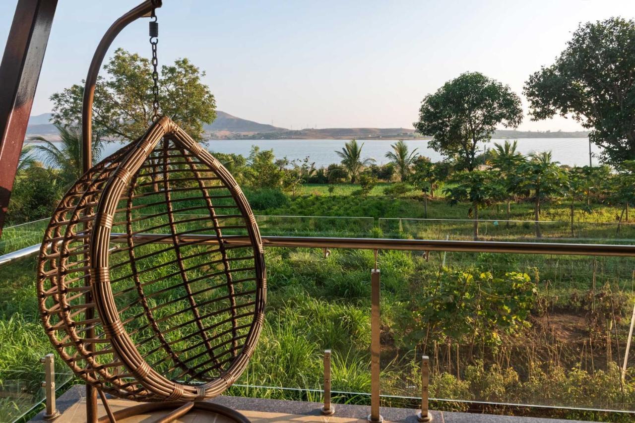 Luna Villa By Stayvista - Lakeside Charm With Terrace, Lush Lawn & Modern Decor Nashik Extérieur photo