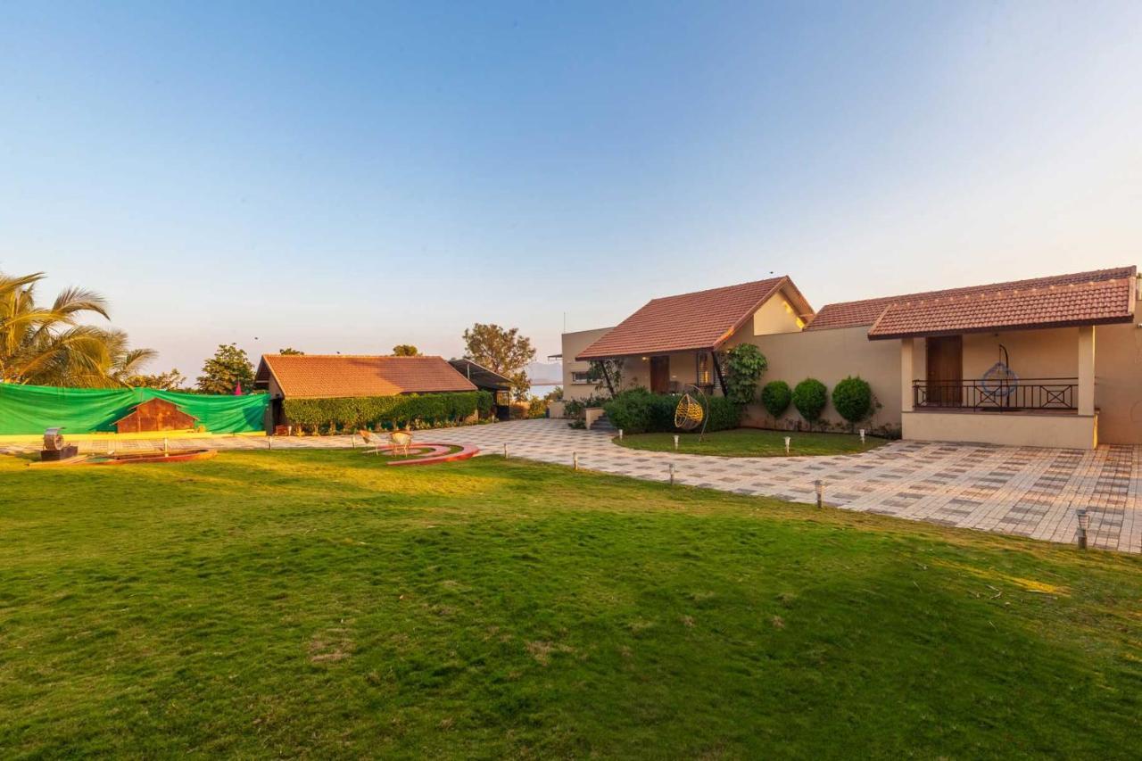 Luna Villa By Stayvista - Lakeside Charm With Terrace, Lush Lawn & Modern Decor Nashik Extérieur photo