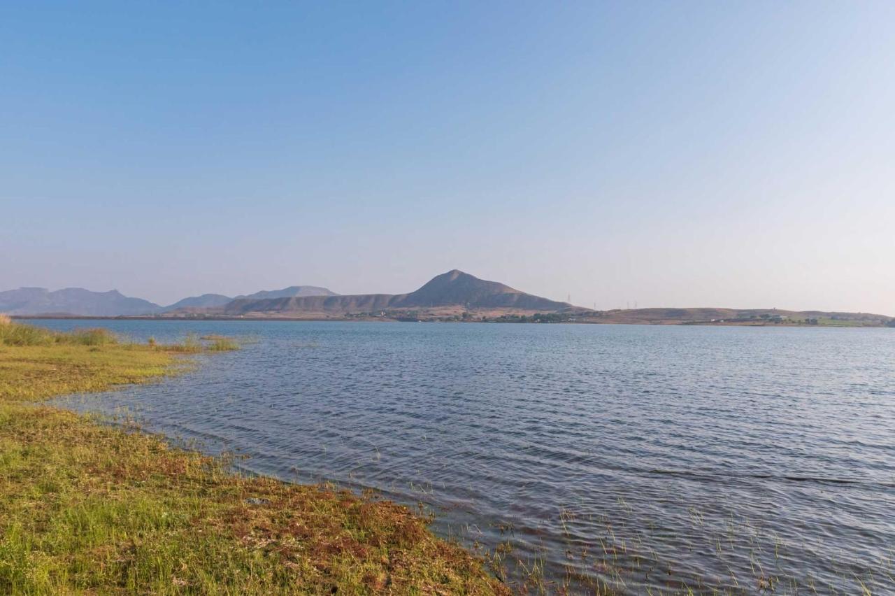 Luna Villa By Stayvista - Lakeside Charm With Terrace, Lush Lawn & Modern Decor Nashik Extérieur photo