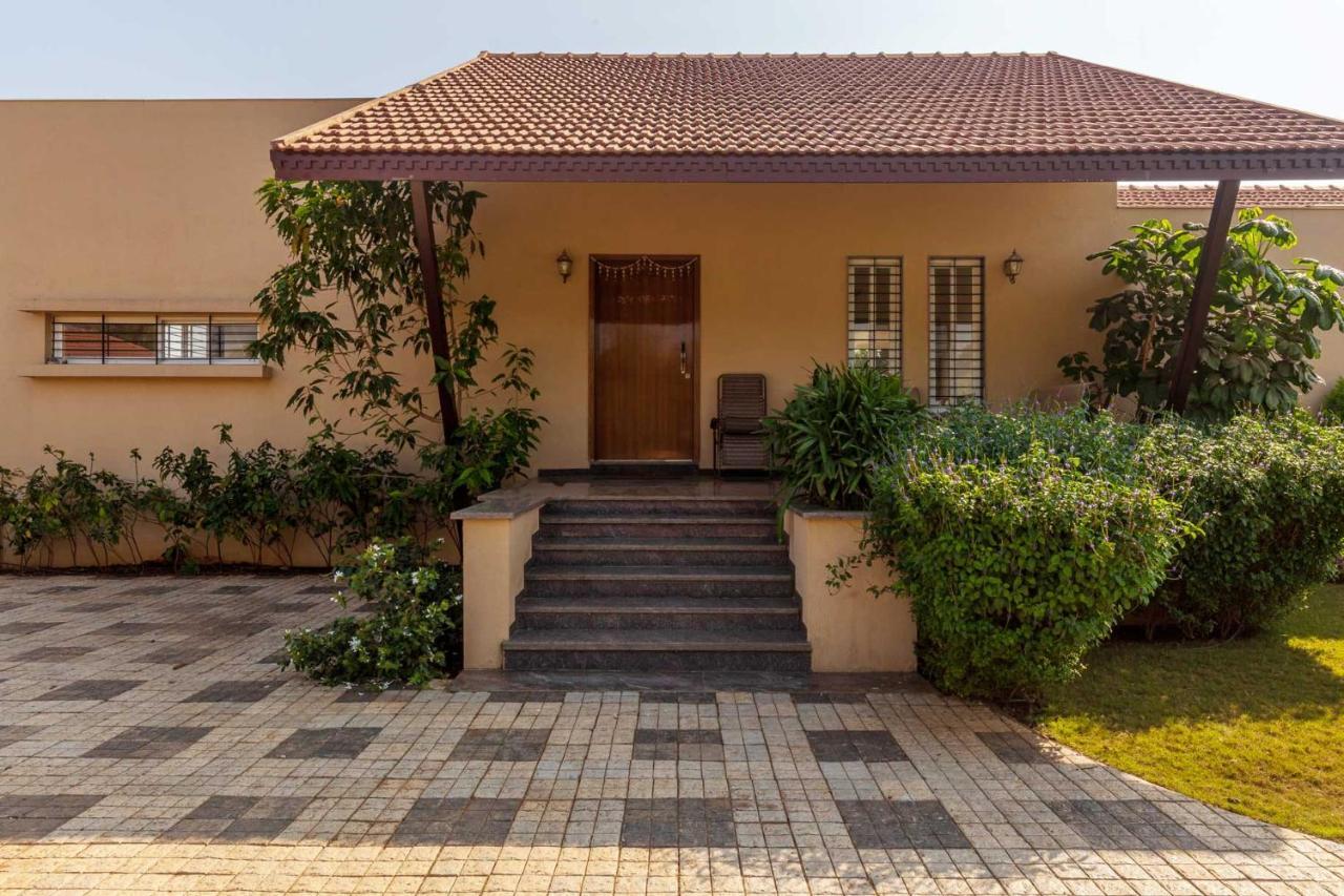 Luna Villa By Stayvista - Lakeside Charm With Terrace, Lush Lawn & Modern Decor Nashik Extérieur photo