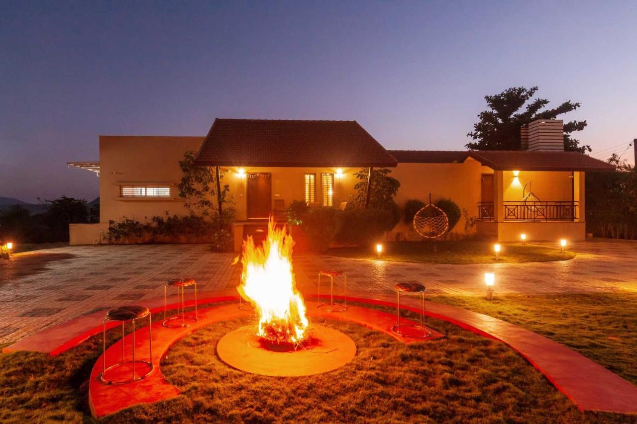 Luna Villa By Stayvista - Lakeside Charm With Terrace, Lush Lawn & Modern Decor Nashik Extérieur photo